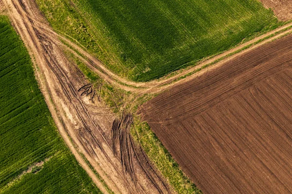 Vista aérea del camino de tierra a través del campo y la agricultura —  Fotos de Stock