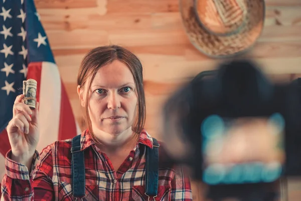 Agricultor feminino fazendo vlog de mídia social de vídeo — Fotografia de Stock