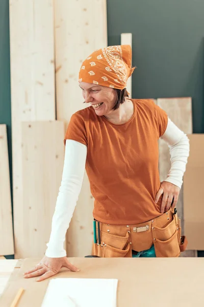 Kendi kendine portre gülümseyen kadın marangoz istihdam — Stok fotoğraf