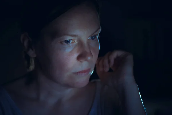 Retrato bajo de la mujer cansada mirando la pantalla del ordenador portátil —  Fotos de Stock