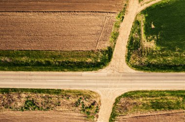 Karayolu ve toprak yol kavşağı havadan görünümü