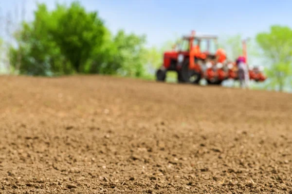 Trator de reparação do agricultor com semeadora no campo — Fotografia de Stock