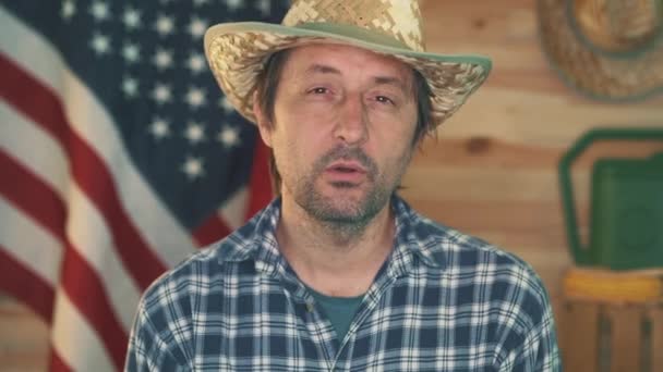 男性牧場主と農家は 農作業や季節の農業活動に関するソーシャルメディアVlogビデオを作り 真剣に話すカメラの前で農場労働者の服を着た男 — ストック動画
