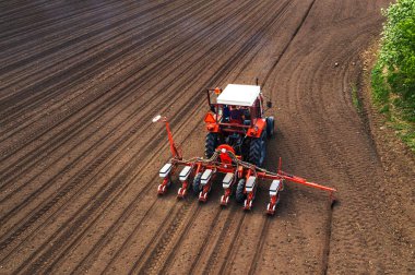 Doğrudan görmek gerçekleştiren monte seeder ile traktörün havadan görünümü