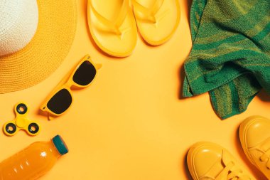 Yaz plaj aksesuarları düz kopyalama alanı ile üst görünüm yatıyordu