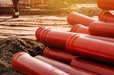 Plastik kanalizasyon boruları tamir için inşaat sitesinde