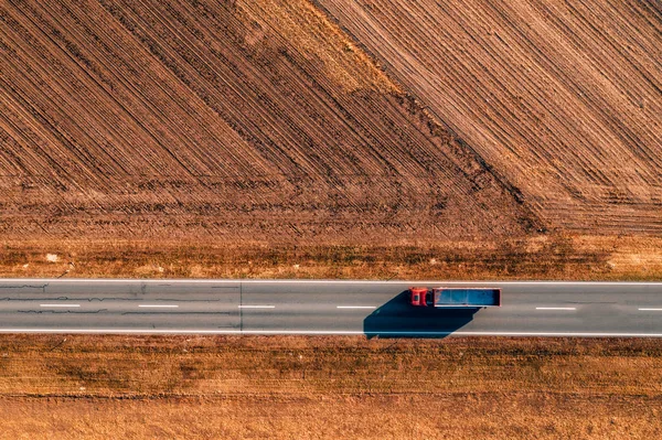 Vista aérea del camión en la carretera — Foto de Stock