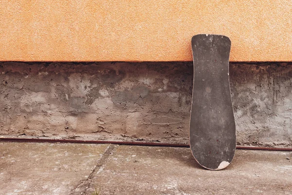 Old worn skateboard — Stock Photo, Image