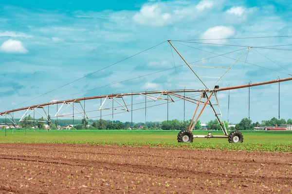 Pivot irrigation system in cultivated soybean and corn field — Stock Photo, Image