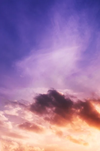 Céu roxo do por do sol com nuvens — Fotografia de Stock