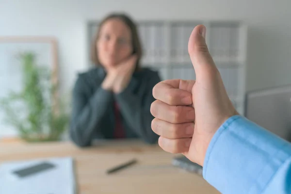 Nöjd boss gestikulerande tummen upp för kvinnlig anställd — Stockfoto