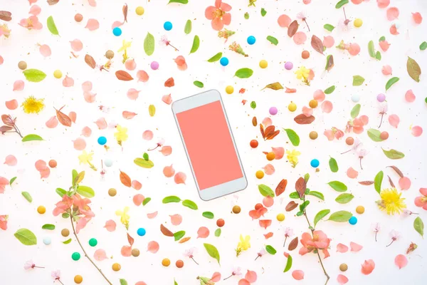Smartphone bahar çiçek dekorasyon ile alay etmek yukarıya — Stok fotoğraf