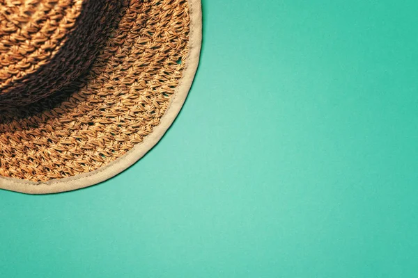 Cappello di paglia femminile nel concetto di vacanza estiva — Foto Stock