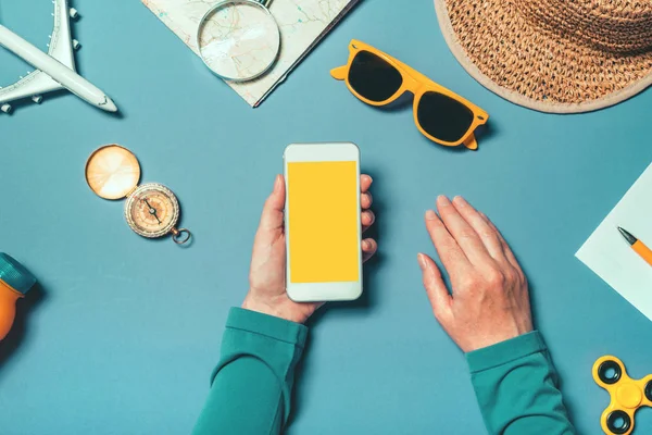 Smartphone maqueta en el concepto de vacaciones de vacaciones de verano — Foto de Stock