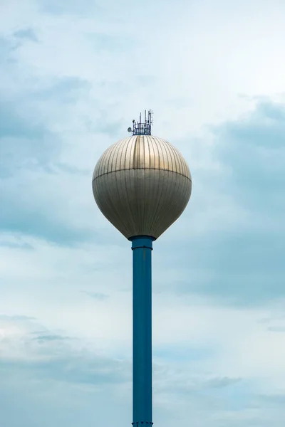 Torre de água contra céu nublado — Fotografia de Stock