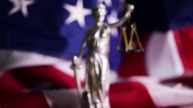 Hukuk ve adalet Amerika Birleşik Devletleri'ndeki bürolarından denetlenmekte, heykel Bayan Adalet ABD bayrağı arka planda, seçici odak ile