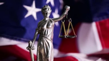 Hukuk ve adalet Amerika Birleşik Devletleri'ndeki bürolarından denetlenmekte, heykel Bayan Adalet ABD bayrağı arka planda, seçici odak ile
