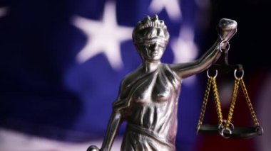 Hukuk ve adalet Amerika Birleşik Devletleri'ndeki bürolarından denetlenmekte, heykel Bayan Adalet ABD bayrağı arka planda, seçici odak ile