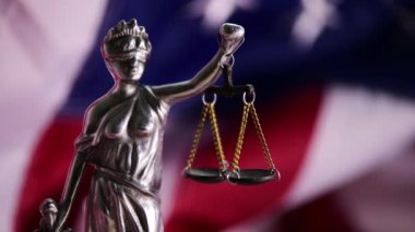 Hukuk ve adalet Amerika Birleşik Devletleri'ndeki bürolarından denetlenmekte, heykel Bayan Adalet ABD bayrağı arka planda, seçici odak ile