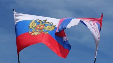 Rus ve Sırp bayrağı mavi gökyüzüne karşı birbirine bağlandı