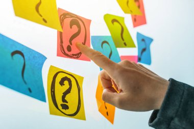 Sorular ve zorluklar soran iş kadını