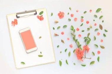 Akıllı telefon ve Pano çiçek dekorasyon düz yatıyordu ile mock up