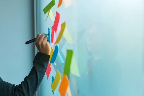 Zakenvrouw schrijven op kleurrijke Sticky Note papier — Stockfoto