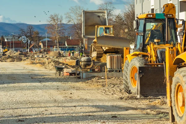 Véhicule de construction avec chargeur sur chantier — Photo