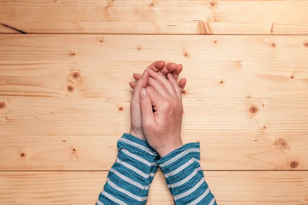 Frauenhände auf dem Tisch, Draufsicht — Stockfoto