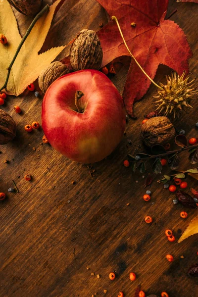 Herbstfrüchte, Beeren und Blätter auf Holzgrund — Stockfoto