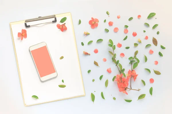 Smartphone och Urklipp mock up med blommig dekoration platt låg — Stockfoto