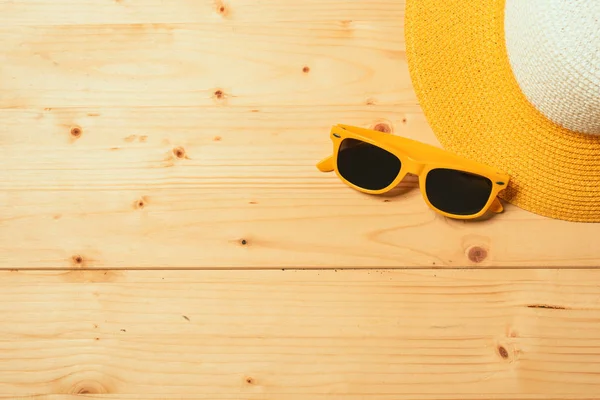 Straw hat and sunglasses in summer holiday concept — Stock Photo, Image