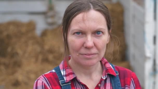 Serieuze Vrouwelijke Boer Die Boerderij Poseren Zelfverzekerde Vrouw Boerderij Arbeider — Stockvideo