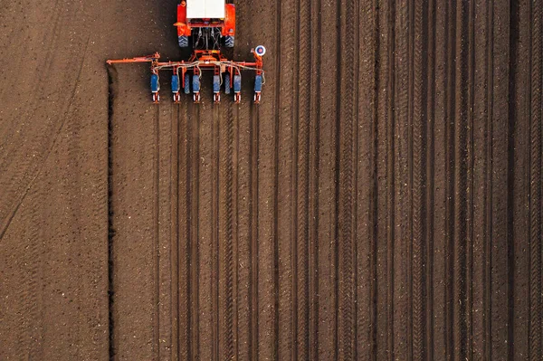 Doğrudan görmek gerçekleştiren monte seeder ile traktörün havadan görünümü — Stok fotoğraf