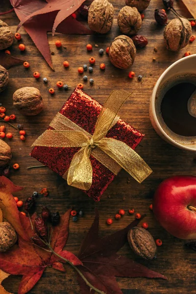 Caixa de presente de outono com xícara de café — Fotografia de Stock