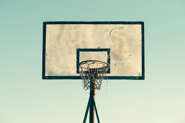 Oude buiten basketbal hoepel — Stockfoto