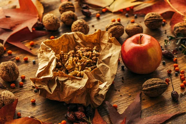 Smakelijke rode appel en walnoot fruit — Stockfoto