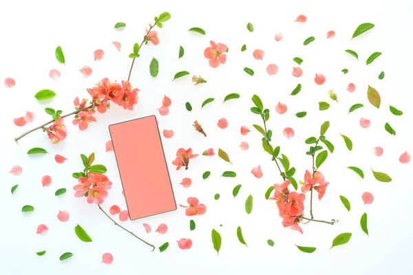 Smartphone modello con decorazione floreale primaverile — Foto Stock