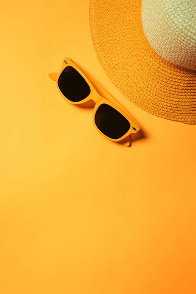 Cappello di paglia e occhiali da sole nel concetto di vacanza estiva — Foto Stock