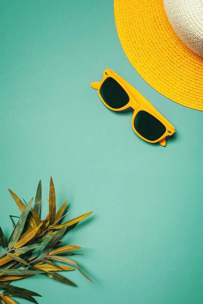 Sombrero de paja y gafas de sol en concepto de vacaciones de verano — Foto de Stock