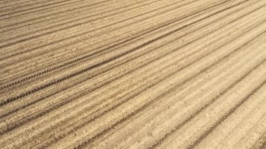 Sürülmüş tarla arazisi mahsul ekim sezonu için hazır, drone pov havadan görünümü