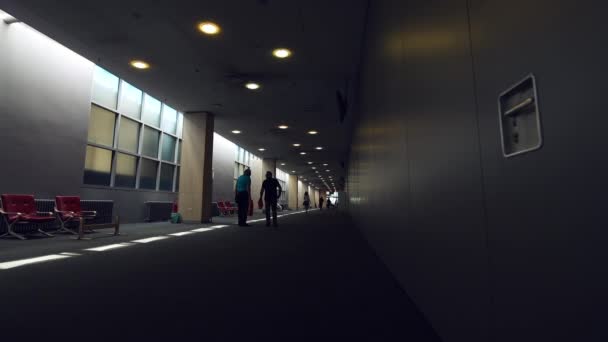 Gente Negocios Irreconocible Caminando Por Pasillo Oscuro Del Edificio Gran — Vídeos de Stock