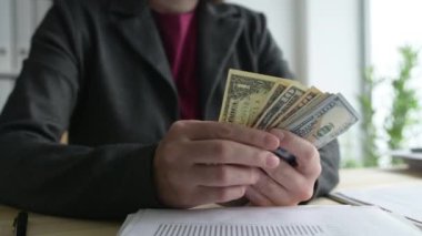 İş yerinde dolar banknotları sayan iş kadını, elinde Amerikan kağıt para sıyla kadın girişimci, el görüntüleri