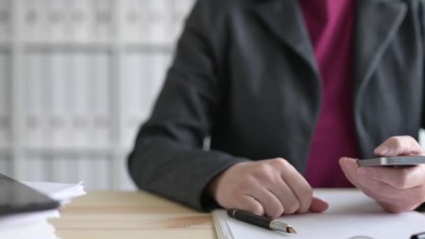 Pausa Para Café Escritório Negócios Empresária Usando Telefone Celular Para — Vídeo de Stock