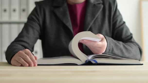 Kadını Ofis Masasında Kitap Sayfalarını Çevirme Yavaş Çekim Yayınlarda Işle — Stok video
