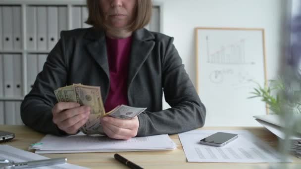 Geschäftsfrau Zählt Dollarnoten Büro Unternehmerin Mit Amerikanischer Papierwährung Der Hand — Stockvideo