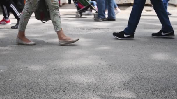 Novi Sad Serbia Mayo 2019 Gente Caminando Por Calle Ciudad — Vídeo de stock