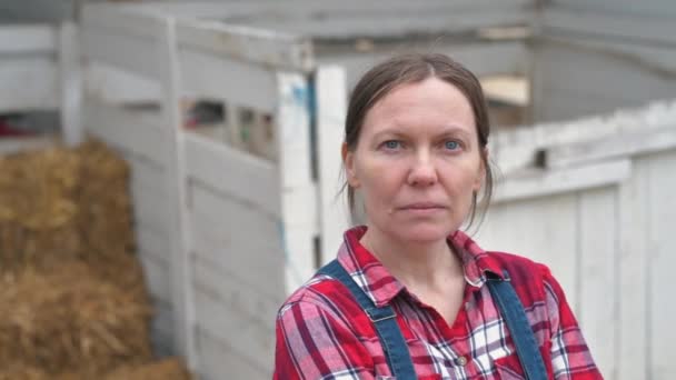 Ernsthafte Bäuerin Posiert Auf Bauernhof Selbstbewusste Landarbeiterin Kariertem Hemd Und — Stockvideo