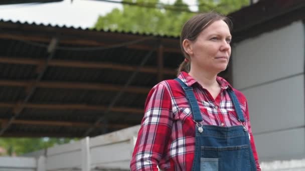 Seriózní Ženská Farmářka Pózována Farmě Sebevědomá Ženská Dělnice Kostním Tričkem — Stock video