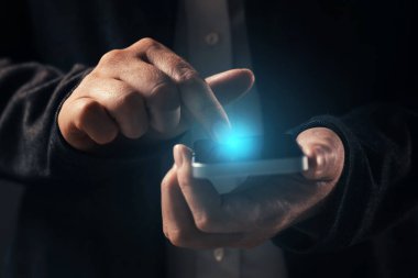 Akıllı telefon kullanarak elinde yakın çekim